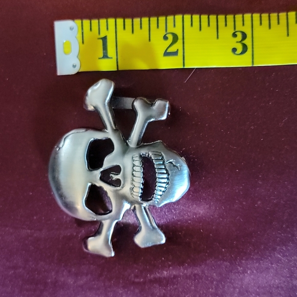 Metal Skull and Crossbones Belt Buckle - Picture 4 of 5